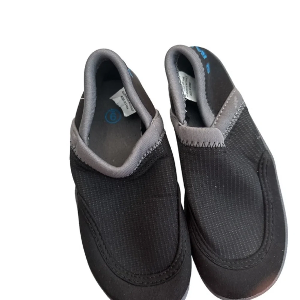 Rafters water shoes black size 11 NEW